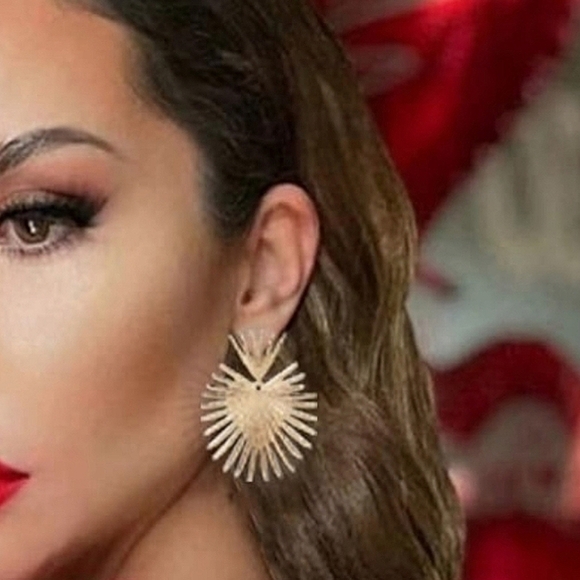 Throne gold starburst heart shaped fan earrings; nwot - Picture 3 of 8